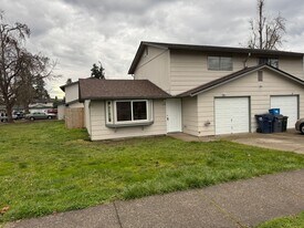 274 S 41st St in Springfield, OR - Building Photo