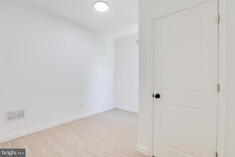 5855 Larchwood Ave in Philadelphia, PA - Building Photo - Building Photo
