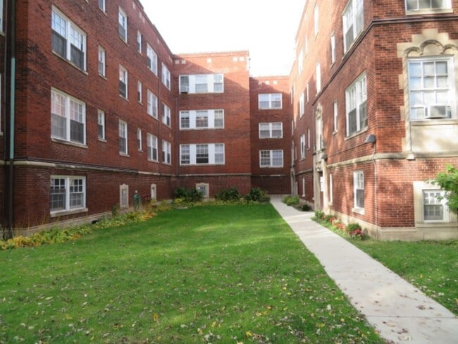 property at 1712 W Albion Ave