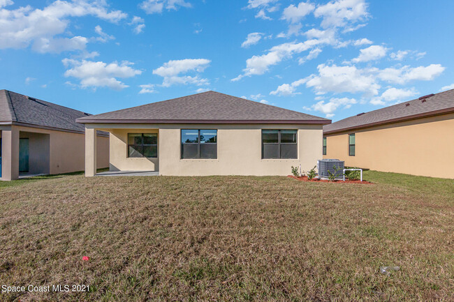 2163 Capital Dr in Palm Bay, FL - Foto de edificio - Building Photo