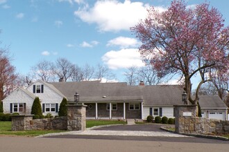53 Stonehedge Dr S in Greenwich, CT - Foto de edificio - Building Photo