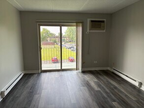 240 Springhill Dr in Roselle, IL - Building Photo - Building Photo