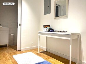 20 Commerce St in New York, NY - Building Photo - Building Photo