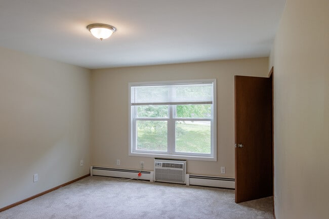1933 Fairview Dr in West Bend, WI - Building Photo - Building Photo