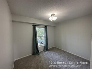 3700 Bryant Cir in Anoka, MN - Foto de edificio - Building Photo