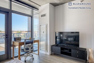 450 W Belmont Ave, Unit FL5-ID983 in Chicago, IL - Building Photo - Building Photo