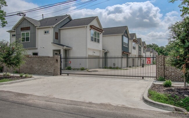 970 Highland Sound Ln