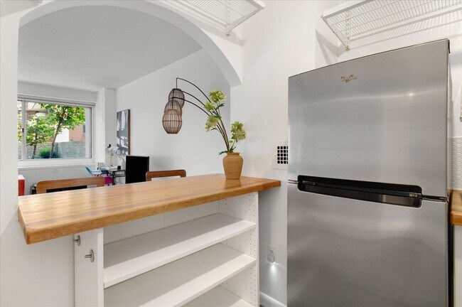 5500 Friendship Blvd, Unit 820N in Chevy Chase, MD - Foto de edificio - Building Photo