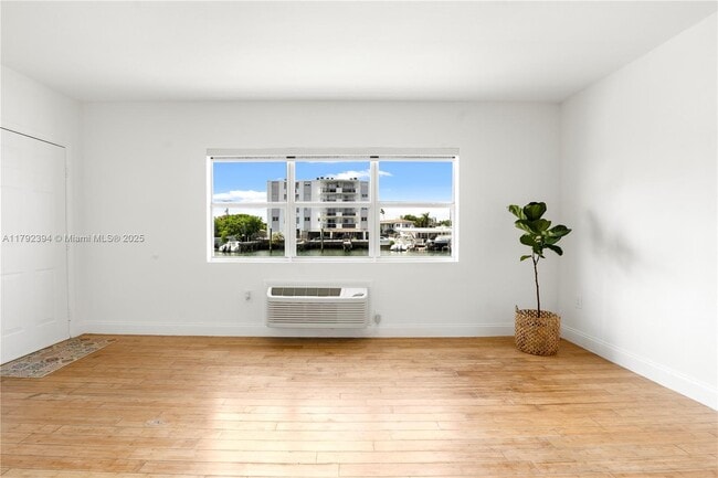 8080 Tatum Waterway Dr in Miami Beach, FL - Building Photo - Building Photo