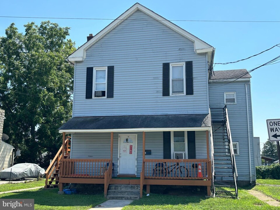 41 Carpenter St in Woodbury, NJ - Building Photo