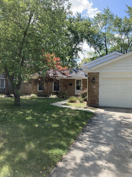 333 Berry Dr in Naperville, IL - Building Photo
