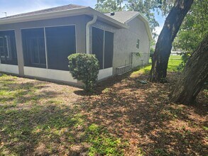 542 Fairbanks Rd in Spring Hill, FL - Foto de edificio - Building Photo