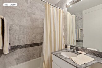 232-236 E 47th St in New York, NY - Foto de edificio - Building Photo