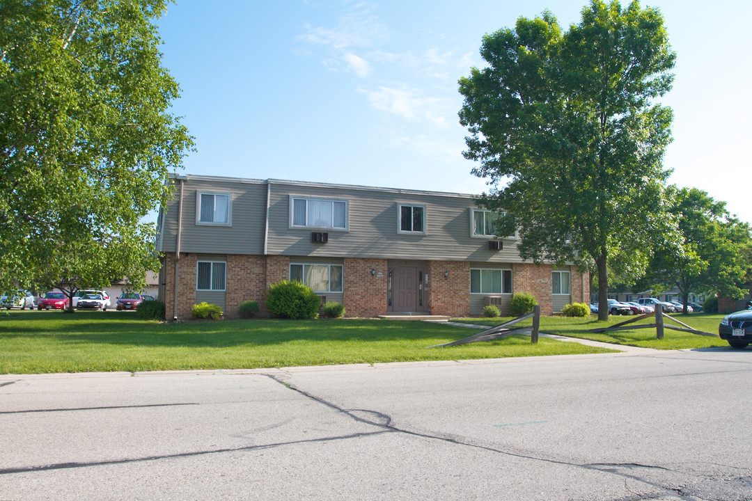 Pilgrim Square Apartments in Germantown, WI - Building Photo