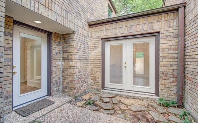 property at 6 Town Oaks Pl