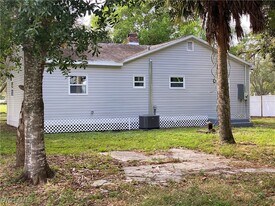 2371 Lafayette St in Ft. Myers, FL - Building Photo