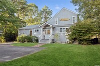 25 Blue Jay Way in East Hampton, NY - Building Photo - Building Photo