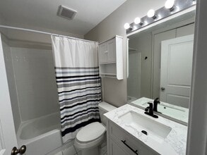 6020 Oakwood Dr in Lisle, IL - Building Photo - Building Photo