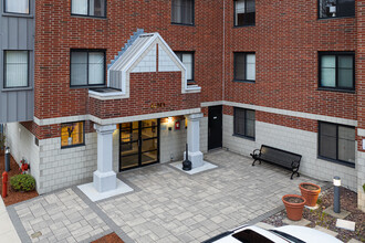 Montvale Condominiums in Stoneham, MA - Foto de edificio - Building Photo