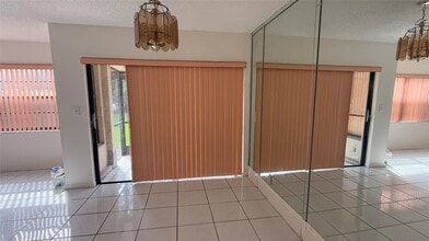 22 Laredo Pl in Davie, FL - Building Photo - Building Photo