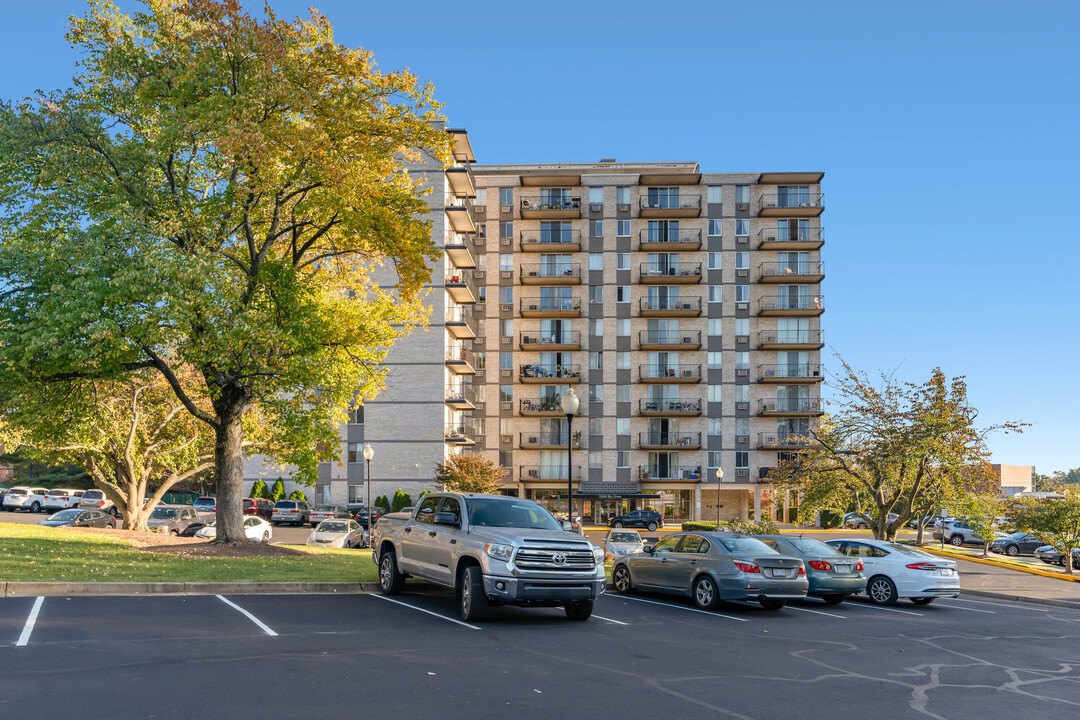 Barcroft Hills Condominium in Falls Church, VA - Building Photo