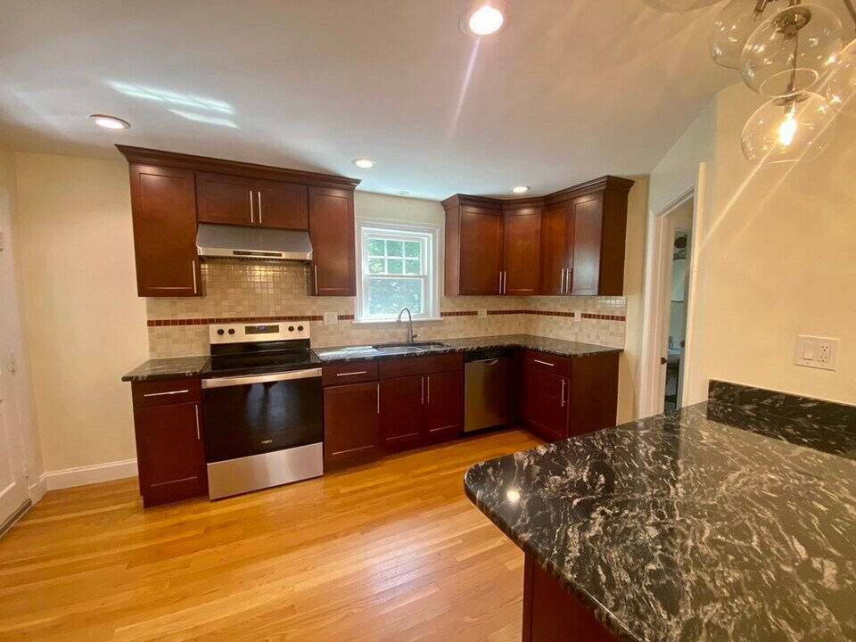 308 Russett Rd in Chestnut Hill, MA - Building Photo