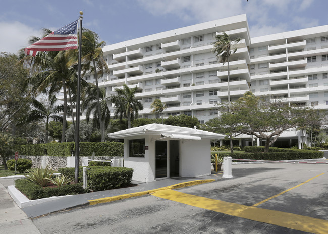 Commodore Club West in Key Biscayne, FL - Building Photo - Building Photo