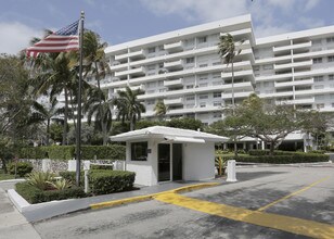 Commodore Club West in Key Biscayne, FL - Building Photo - Building Photo