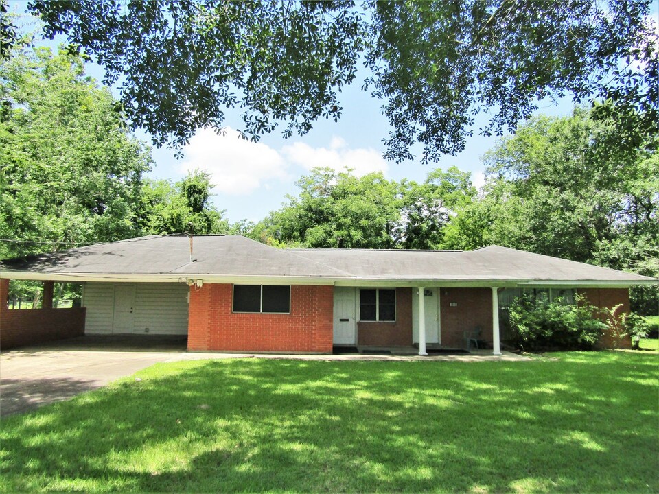 1860 Wescalder Rd in Beaumont, TX - Building Photo