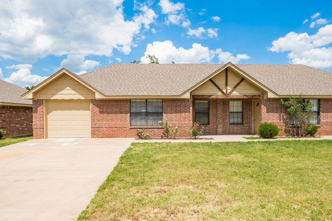 1827 N Paddock St-Unit -1 in Stephenville, TX - Building Photo