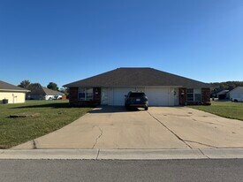 1313 SW Blue Branch Dr in Grain Valley, MO - Building Photo