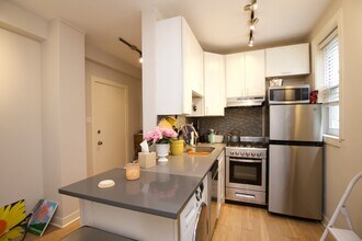 511 W Belmont Ave, Unit 53 in Chicago, IL - Foto de edificio - Building Photo