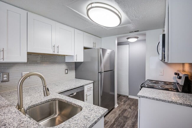 Astoria Park Apartment Homes in Indianapolis, IN - Foto de edificio - Building Photo