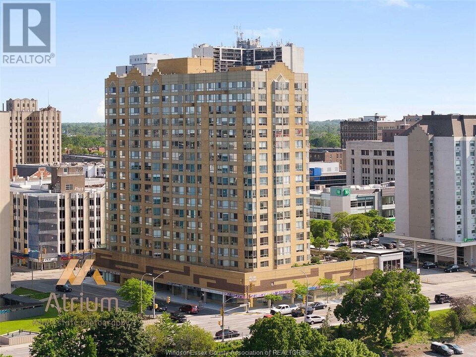 75 Riverside Dr E in Windsor, ON - Building Photo