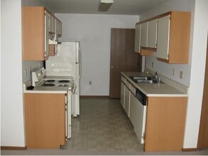 947 Morey Dr, Unit Duplex in Mt. Pleasant, MI - Building Photo - Building Photo