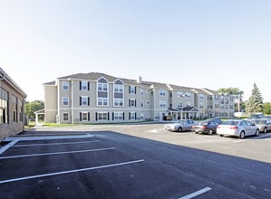 Oakwood Manor Senior Living in Eastpointe, MI - Building Photo - Building Photo