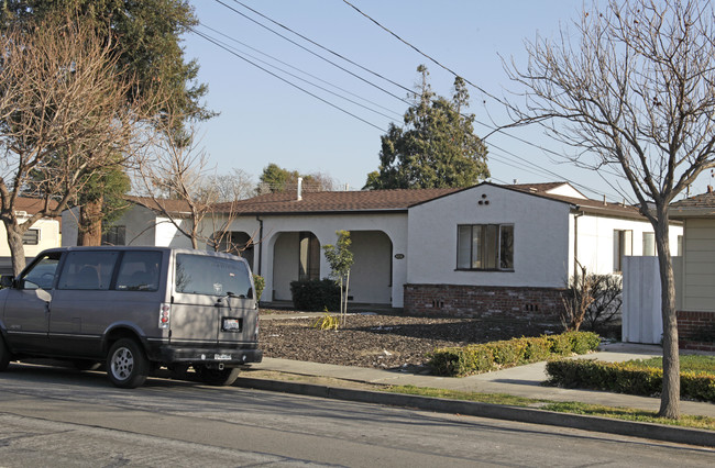251 Blossom Way in Hayward, CA - Foto de edificio - Building Photo