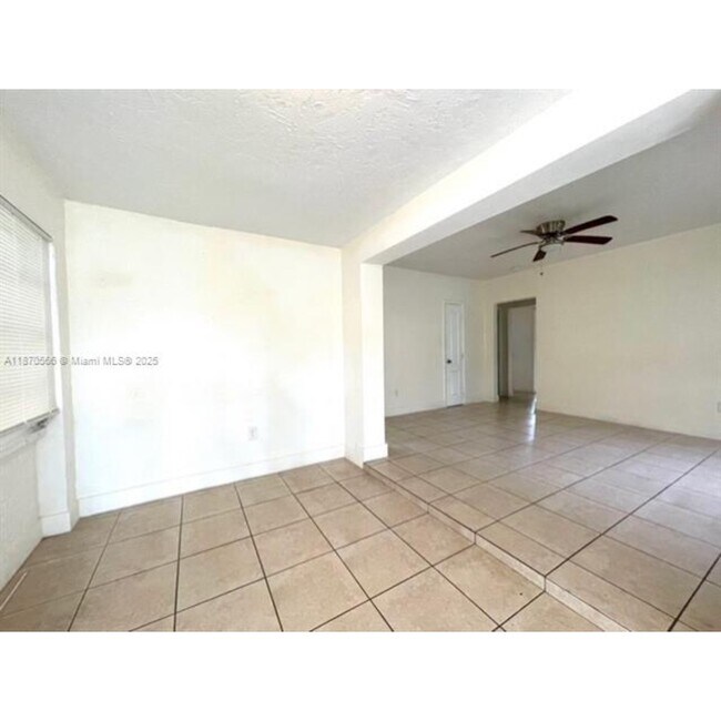 1015 NW 42nd St in Miami, FL - Building Photo - Building Photo