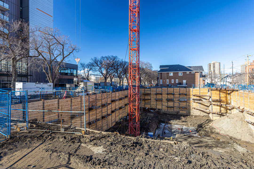 Hat on 122 in Edmonton, AB - Building Photo