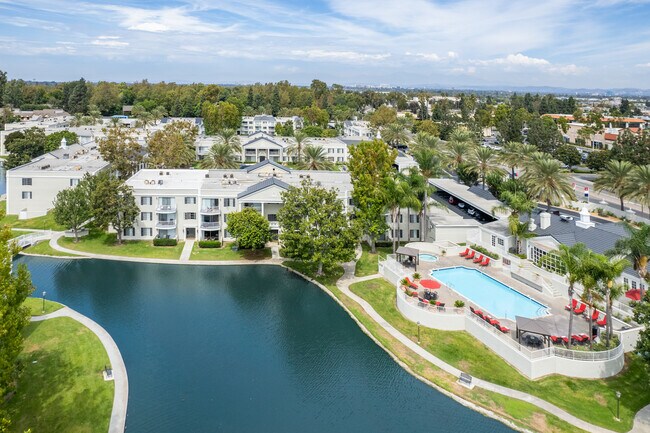 Versailles on the Lake Apartments in Santa Ana, CA - Foto de edificio - Building Photo