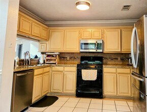 1015 Green Meadow St in Beaumont, TX - Building Photo - Building Photo