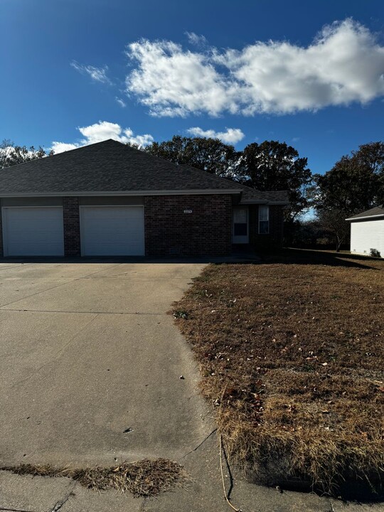 2271-2273 S Hartford Ave in Bolivar, MO - Building Photo