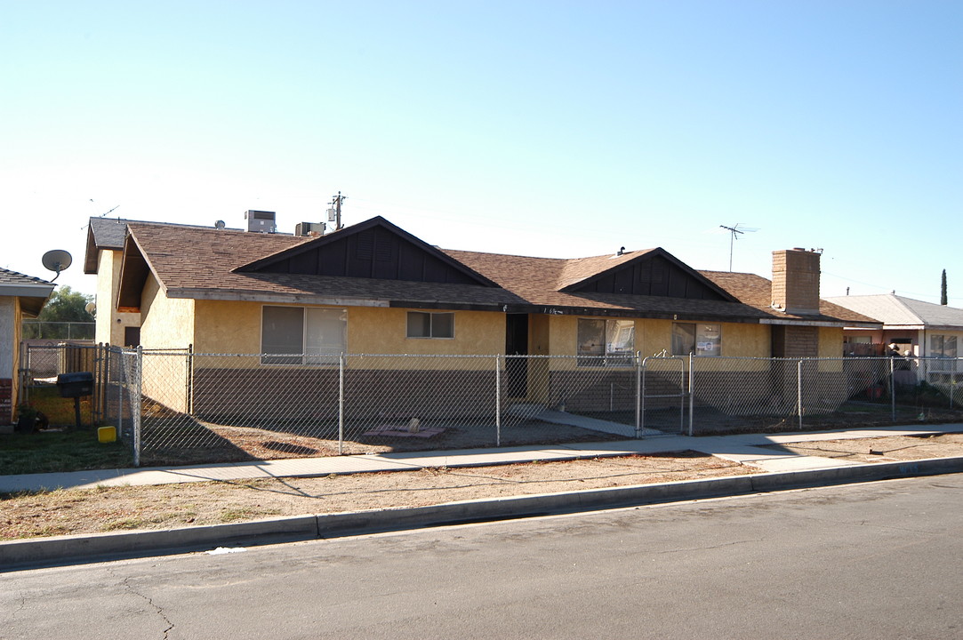 1569 A-D W. Ramona Dr in Rialto, CA - Building Photo