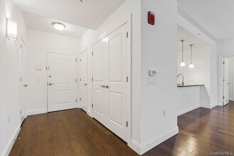 10 Byron Pl in Larchmont, NY - Building Photo - Building Photo