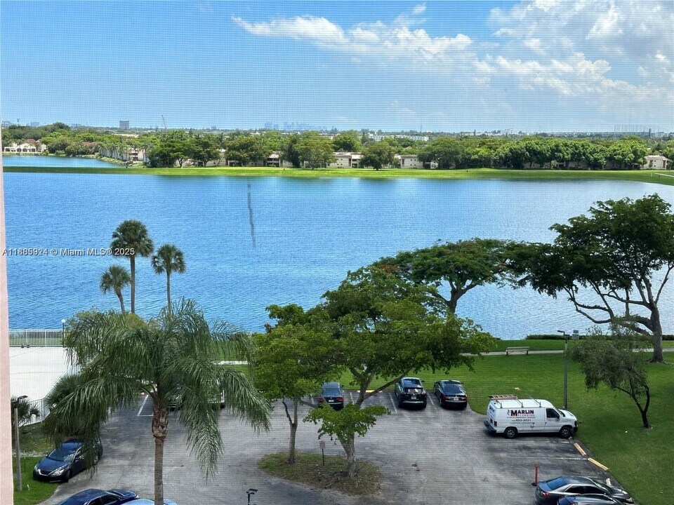 20840 San Simeon Way in North Miami Beach, FL - Building Photo