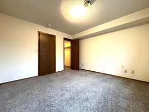 2400 S Cliff Ave in Sioux Falls, SD - Building Photo - Building Photo