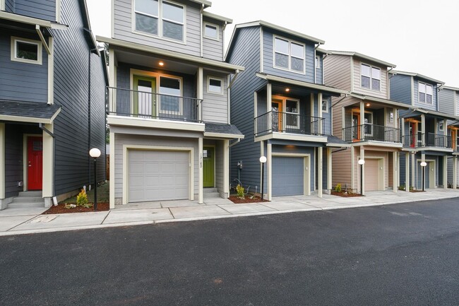 13208 NE Glisan St in Portland, OR - Building Photo - Building Photo