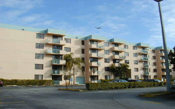 Azul at Fountainbleau in Miami, FL - Building Photo - Building Photo