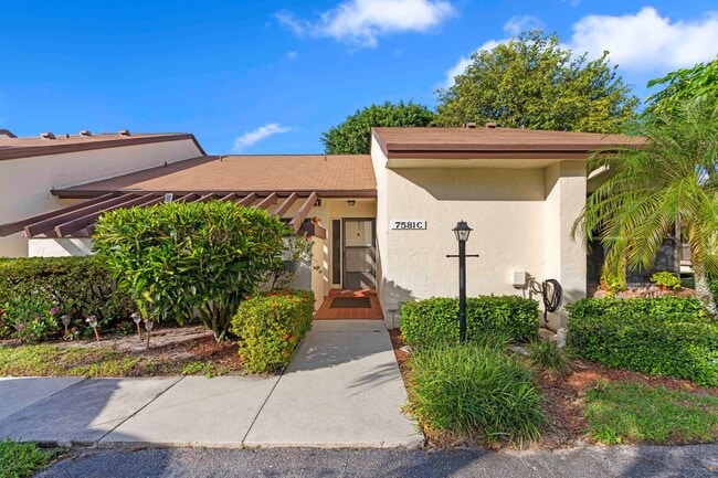7581 English Ct in Greenacres, FL - Building Photo - Building Photo