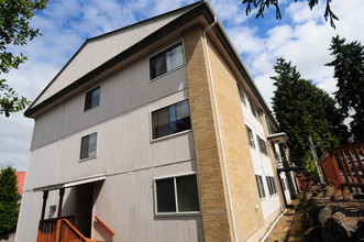 Newport Apartments in Bellevue, WA - Building Photo - Building Photo